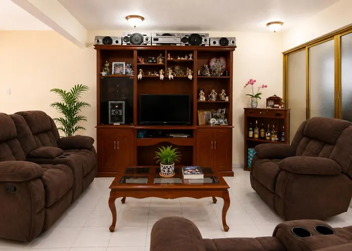 Bedroom At 5 Min Airport T1 & T2 Homestay *