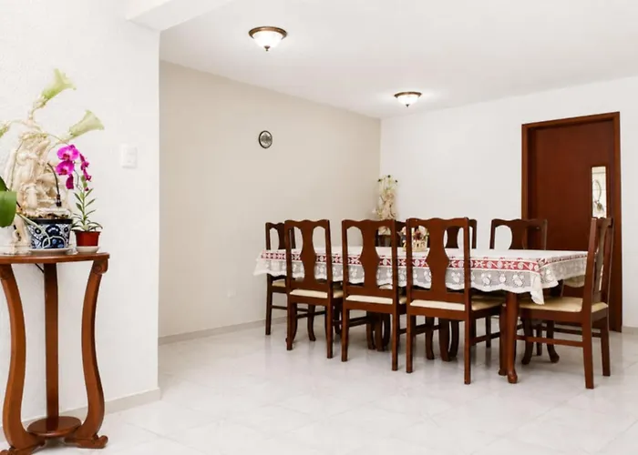 Bedroom At 5 Min Airport T1 & T2 Homestay